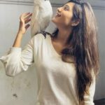 Athulya Ravi Instagram – Look with whom am I talking to !! Matching with this cutie ❤️❤️❤️ #petlove #cockatoo #parrots !! 
@vijayaprabhakaran_ 
@thewoneskennels