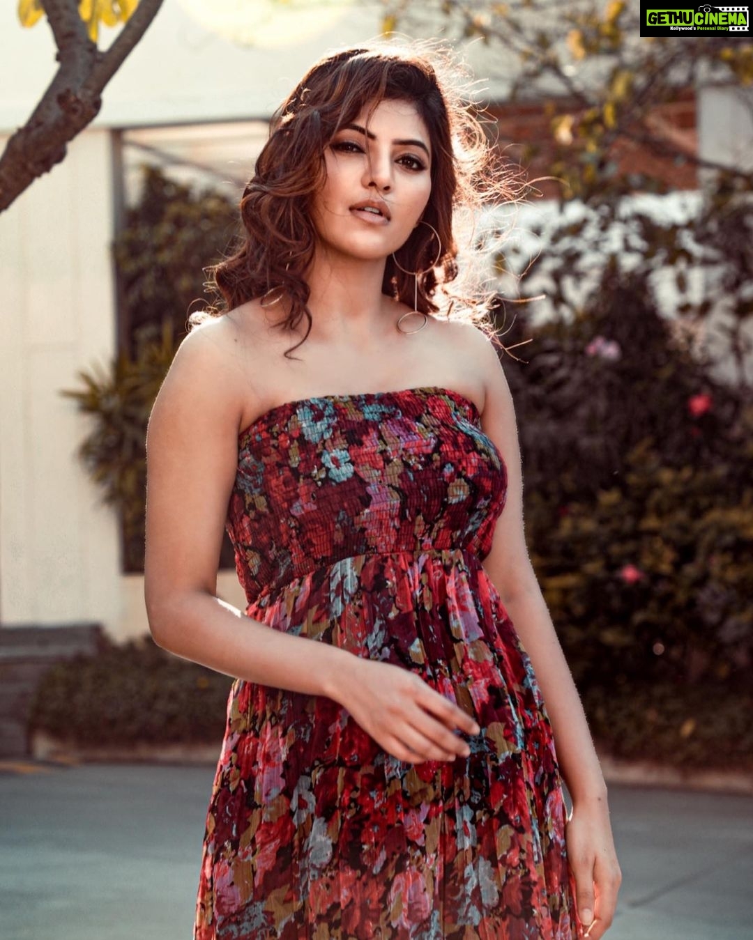 Athulya Ravi Instagram - Always look at how far you have come rather than how far you have to go!! Outfit- @kakshbykajol Styling - @kajolkankariya Footwear - @yellowsolesindia M&H - @arupre_makeup_artist Clicked by @johan_sathyadas 🤩 Edit by @johnferri.1111 Location @greenparkhotels
