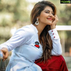 Athulya Ravi Instagram - Let your smile change the world ❤️❤️ #weekendvibes #whitelove #smilealways 
Clicked @arunprasath_photography 🤩