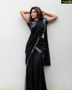 Athulya Ravi Instagram - Black is love ! ❤️ Happy Sunday sweethearts 😍 #blacklove #halfsaree #sunlight 🤩
Black dress designed @abarnasraman 😍 @abarnasundarramanclothing 
Clicked @kiransa 👏 @kiransaphotography 
M&H by @viji_sharath 😍