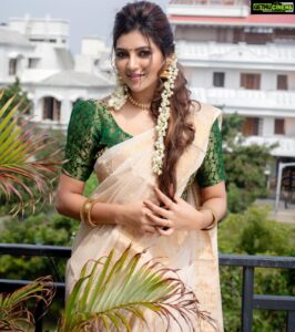 Athulya Ravi Instagram - இந்த உலகிலேயே உணவளிக்கும் விவசாயத்திற்கு விழா நாள் குறித்த ஒப்பற்ற சமுதாயம் நம் தமிழர் சமுதாயம்! 
உழைத்த எருதுக்கும்... விளைத்த நிலத்திற்கும் நன்றி செய்யும் திருநாள்! 
இனிய தமிழர் திருநாள் வாழ்த்துகள்!!!
Saree : @thepallushop 
Blouse : @kiaraa_couture 
M&H : @viji_sharath 
Clicked : @kiransaphotography
Jwelry @ethereal_jewellery_