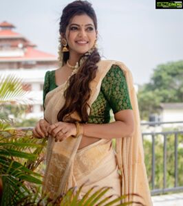 Athulya Ravi Instagram - இந்த உலகிலேயே உணவளிக்கும் விவசாயத்திற்கு விழா நாள் குறித்த ஒப்பற்ற சமுதாயம் நம் தமிழர் சமுதாயம்! 
உழைத்த எருதுக்கும்... விளைத்த நிலத்திற்கும் நன்றி செய்யும் திருநாள்! 
இனிய தமிழர் திருநாள் வாழ்த்துகள்!!!
Saree : @thepallushop 
Blouse : @kiaraa_couture 
M&H : @viji_sharath 
Clicked : @kiransaphotography
Jwelry @ethereal_jewellery_