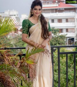 Athulya Ravi Instagram - இந்த உலகிலேயே உணவளிக்கும் விவசாயத்திற்கு விழா நாள் குறித்த ஒப்பற்ற சமுதாயம் நம் தமிழர் சமுதாயம்! 
உழைத்த எருதுக்கும்... விளைத்த நிலத்திற்கும் நன்றி செய்யும் திருநாள்! 
இனிய தமிழர் திருநாள் வாழ்த்துகள்!!!
Saree : @thepallushop 
Blouse : @kiaraa_couture 
M&H : @viji_sharath 
Clicked : @kiransaphotography
Jwelry @ethereal_jewellery_