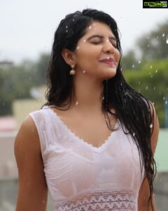 Athulya Ravi Instagram - Let’s get wet in the rain ! And get drenched in love ! ❤️ #rainlover #rainbringhappiness !
White dress by @puella.in 😍