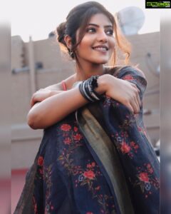 Athulya Ravi Instagram - No matter how much falls on us , we keep plowing ahead ! Things will get better soon ! Stay safe sweethearts 😍😍 #positivevibes #positivethinking #willbecomebetter 
M&H @arupre_makeup_artist 😍
Saree @elegant_fashion_way 
Crop top @muchlovestore 😍
Clicked @johan_sathyadas 😍
Earrings @evesspatikas @haazelq 😍
Edit @johnferri.1111 🤩