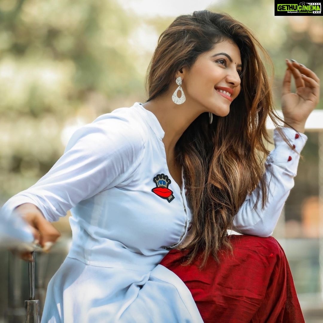 Athulya Ravi - 184.5K Likes - Let your smile change the world ❤️❤️ #weekendvibes #whitelove #smilealways
Clicked @arunprasath_photography 🤩