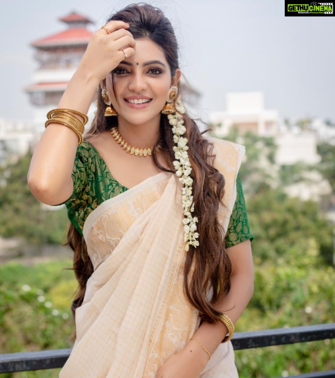 Athulya Ravi Instagram - இந்த உலகிலேயே உணவளிக்கும் விவசாயத்திற்கு விழா நாள் குறித்த ஒப்பற்ற சமுதாயம் நம் தமிழர் சமுதாயம்!
உழைத்த எருதுக்கும்... விளைத்த நிலத்திற்கும் நன்றி செய்யும் திருநாள்!
இனிய தமிழர் திருநாள் வாழ்த்துகள்!!!
Saree : @thepallushop
Blouse : @kiaraa_couture
M&H : @viji_sharath
Clicked : @kiransaphotography
Jwelry @ethereal_jewellery_ Athulya Ravi Instagram - இந்த உலகிலேயே உணவளிக்கும் விவசாயத்திற்கு விழா நாள் குறித்த ஒப்பற்ற சமுதாயம் நம் தமிழர் சமுதாயம்! உழைத்த எருதுக்கும்... விளைத்த நிலத்திற்கும் நன்றி செய்யும் திருநாள்! இனிய தமிழர் திருநாள் வாழ்த்துகள்!!! Saree : @thepallushop Blouse : @kiaraa_couture M&H : @viji_sharath Clicked : @kiransaphotography Jwelry @ethereal_jewellery_