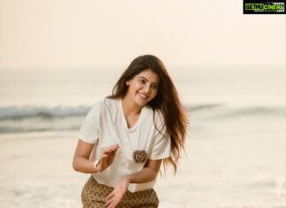 Athulya Ravi Instagram - Wherever you go , bring your own sunshine !! Happy being a happy beach girl ❤️💃😍 Happy Sunday sweethearts ❤️ #beachvibes #sun #happiness Clicked @kiransaphotography 😍 @sathish_pro @teamaimpro