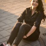 Athulya Ravi Instagram – However good or bad a situation is , it will change 👍 Time heals everything 😍 be confident and strong my sweethearts ❤️ #throwback #lockdown #quarantine #besafe #covid_19
Clicked by @pk_views 😍
Casual look @arupre_makeup_artist 😍