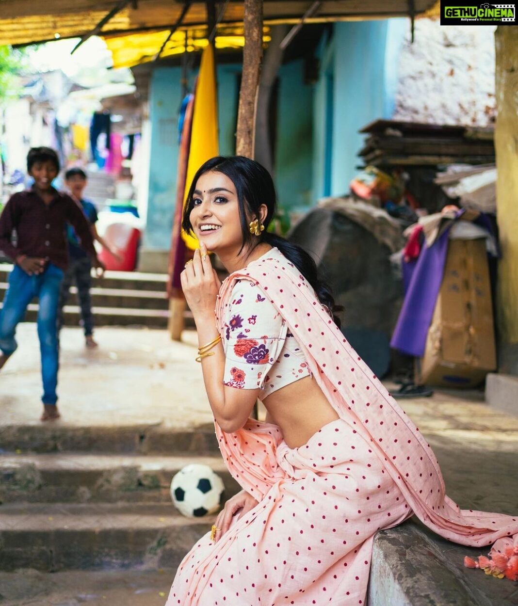 Avantika Mishra Instagram - Happy 2022, everyone! 💜 May your cup runneth over with blessings this year. Photography @the_pixel_farmer Styling @praptigarg MUAH @makeupbyradhikadave Jewellery by @aa.r.ka Outfit by @kasturikundal @fashionsignatureofficial @arushi . . . #ennasollapogirai #happy2022 #Dblock