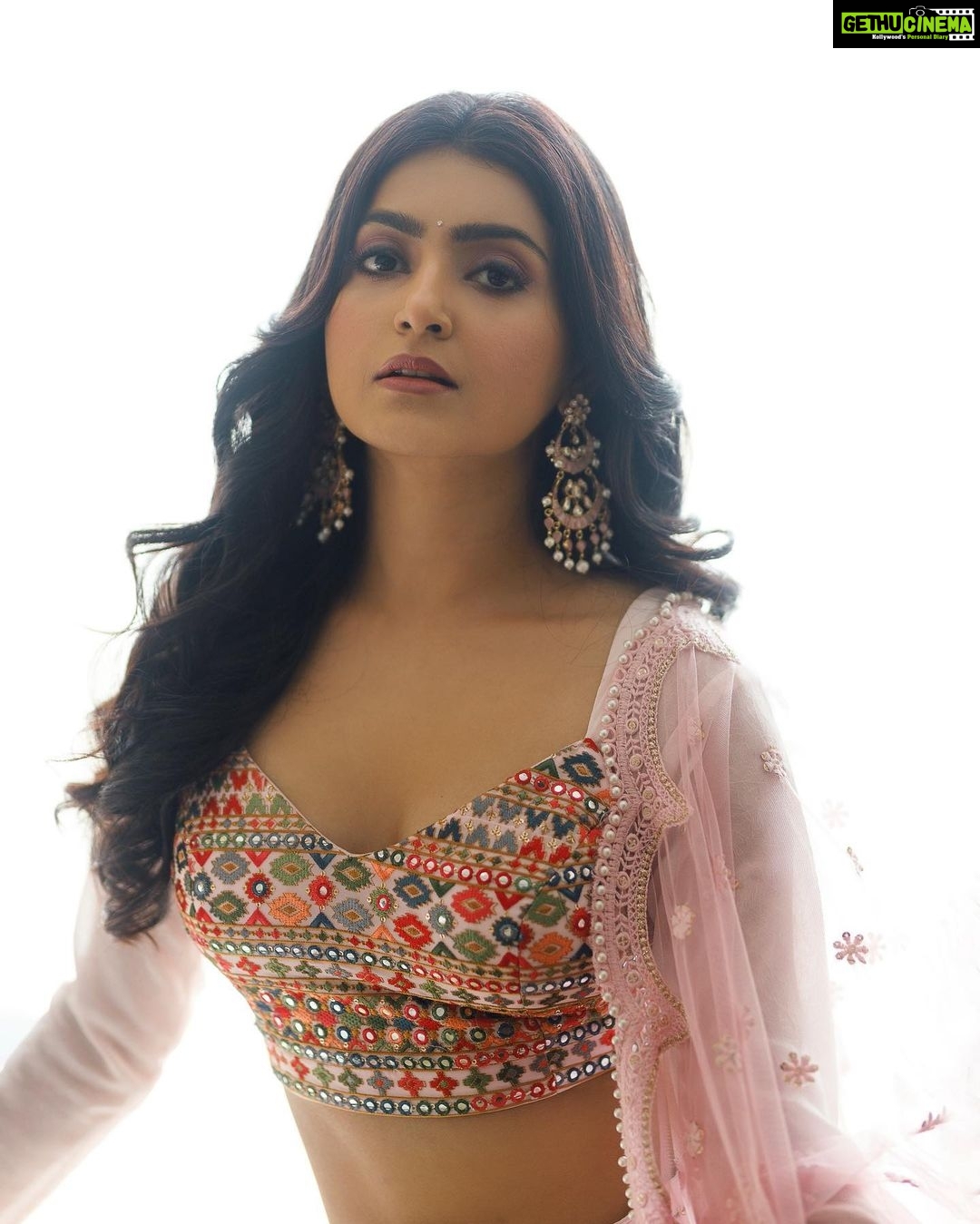 Avantika Mishra Instagram - For #EnnaSollaPogirai Audio launch. π Outfit by @praveenraja Styling by @praveenraja Design team - @adwaitha_ Jewellery by @theamethyststore Makeup by @makeupwithshruthi Hair by @suganthi.themua Photographed by @bharanikumar_ #ennasollapogirai #Cuteponnu #Aasai #ashwin #avantika Chennai, India