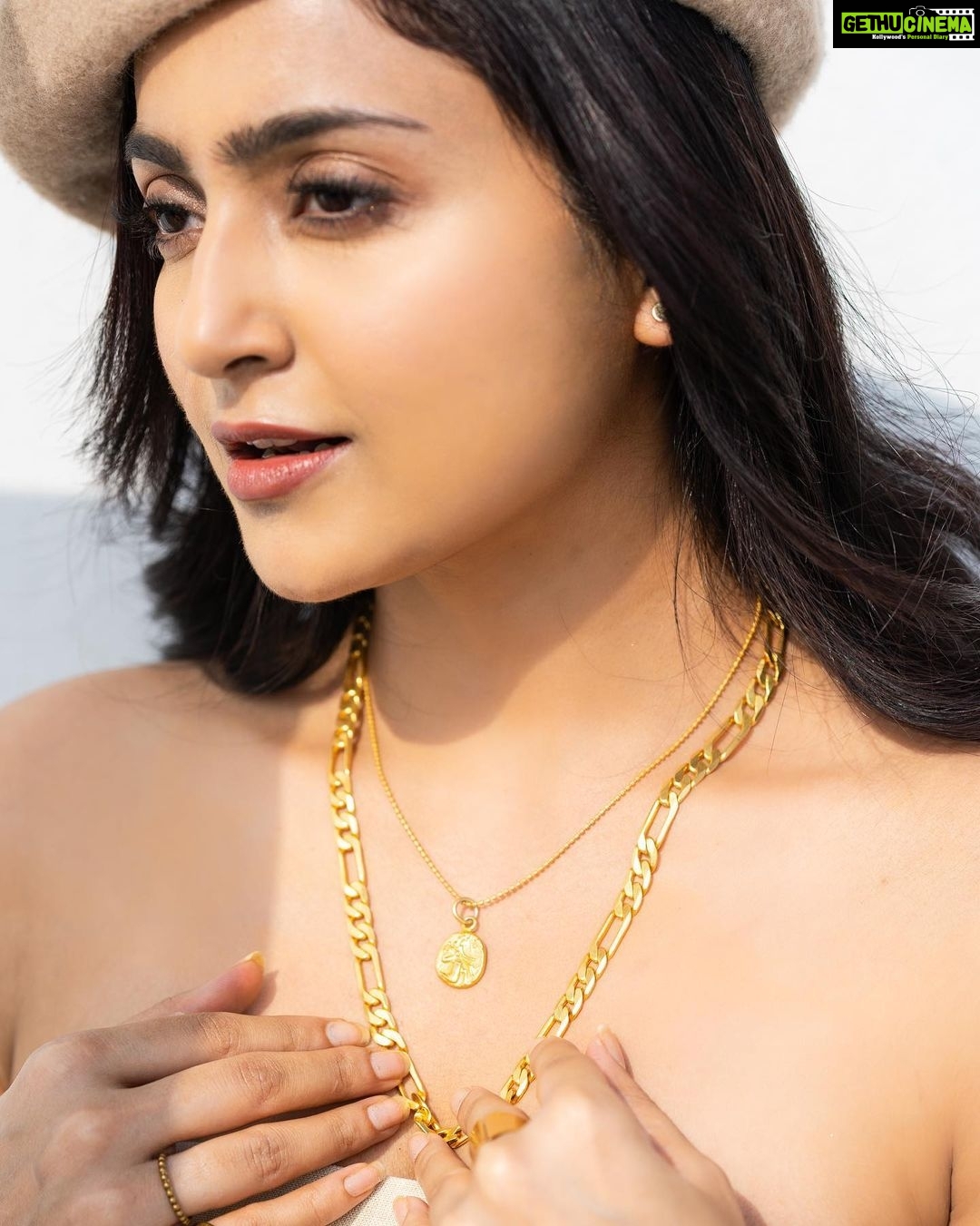 Avantika Mishra Instagram - Bonjour! 🍁 #TisTheSeason Photography @the_pixel_farmer Styling @praptigarg MUAH @makeupbyradhikadave Outfit @maetheshop Jewellery by @aa.r.ka #ennasollapogirai #Cuteponnu #Aasai #Uruttu