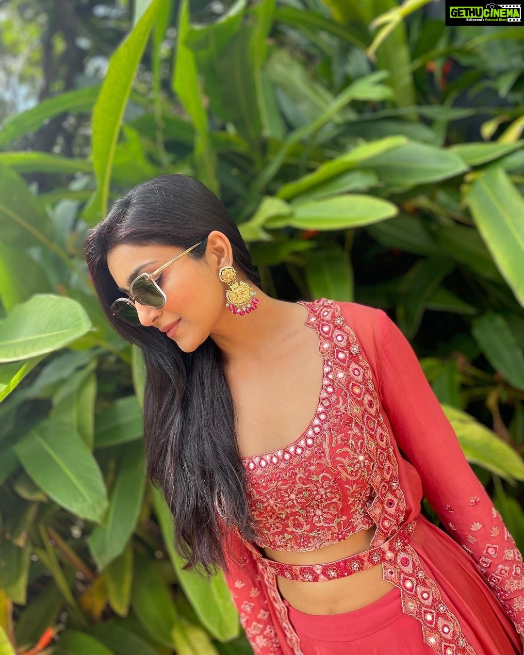 Avantika Mishra Instagram - Raining weddings and still single AF! 😅 #TheWeekThatWas #NikiSaidYas Bangalore, India