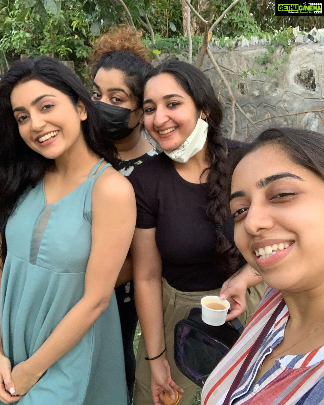 Avantika Mishra Instagram - Late to the party, but here we are. Grateful to have wrapped this beautiful film. See y’all in theatres soon. ❤️ Thank you @tridentartsoffl @hariharana 🤗 #EnnaSollaPogirai #Aasai #tamilactress #itsawrap Chennai, India