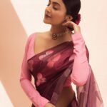 Avantika Mishra Instagram - Reigning my love for the timeless classic. 👑 Shot by @balakumaran.19 Styled by @deekshitanikkam Makeup @makeupwithshruthi Hairstylist @suganthi.themua Saree and blouse @kiaraa_couture Jewellery @nayaki_boutique #ChennaiDiaries #Saree #TamilActor #AvantikaMishra #Indian #EnnaSollaPogirai