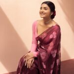 Avantika Mishra Instagram - Reigning my love for the timeless classic. 👑 Shot by @balakumaran.19 Styled by @deekshitanikkam Makeup @makeupwithshruthi Hairstylist @suganthi.themua Saree and blouse @kiaraa_couture Jewellery @nayaki_boutique #ChennaiDiaries #Saree #TamilActor #AvantikaMishra #Indian #EnnaSollaPogirai