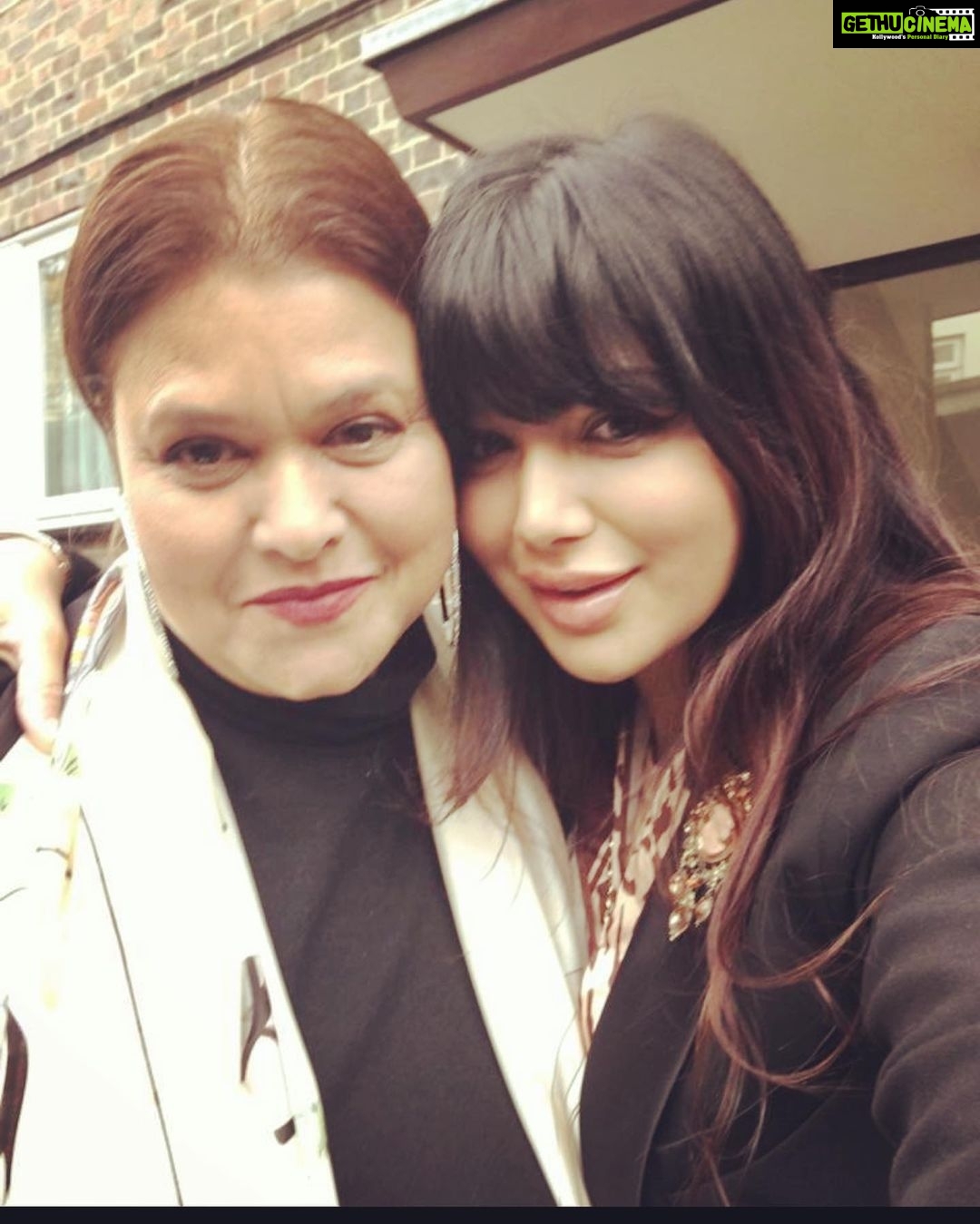 Ayesha Takia Instagram - @faridahtakia #MamasGirl 🥰