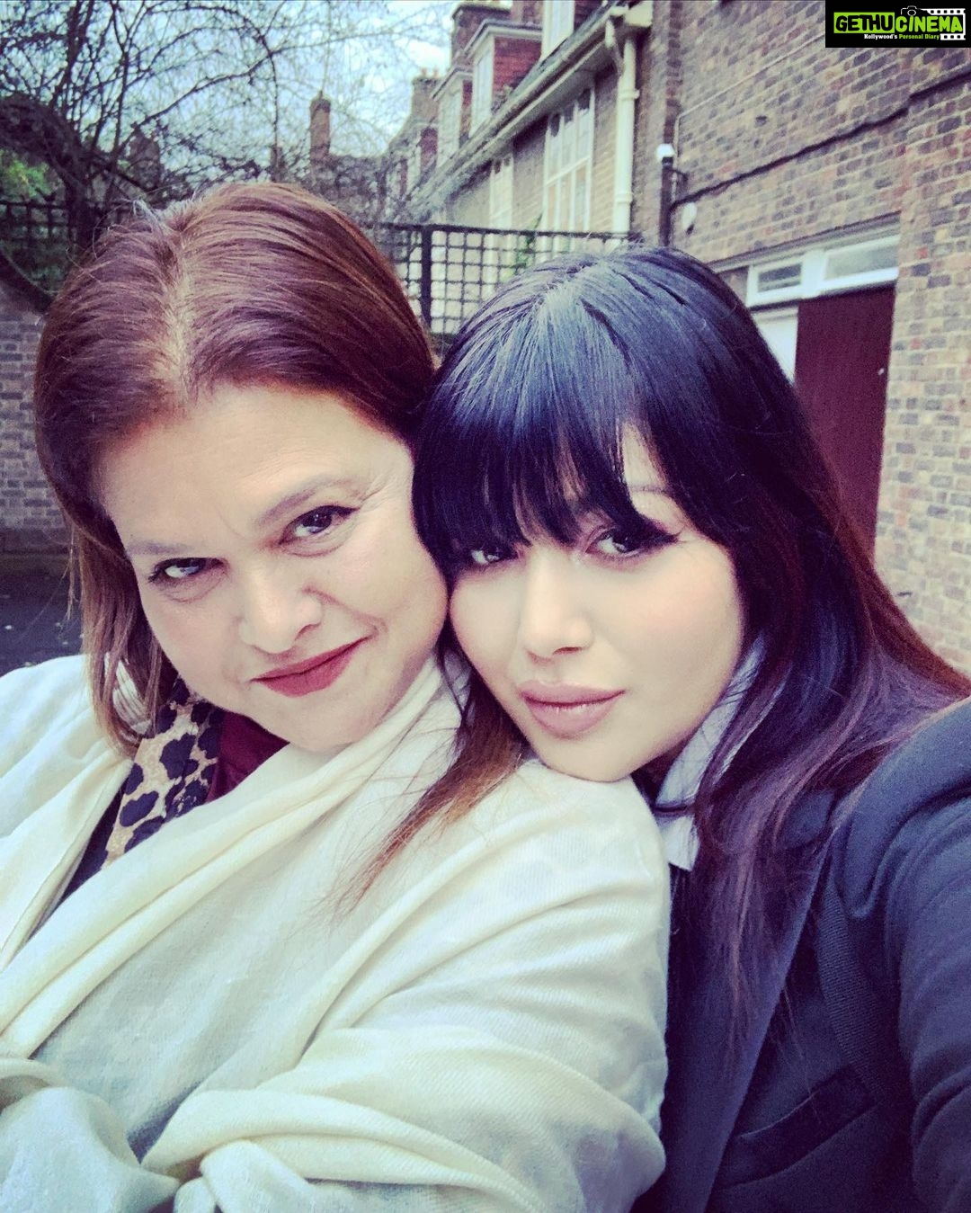Ayesha Takia Instagram - Mamas girl 🥰 @faridahtakia