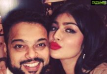 Ayesha Takia Instagram - Happiest Anniversary my love @abufarhanazmi 🌹💋🖤 Thank you for always being my bestest friend and making me feel special everyday! Thank u for ur love and ur heart! I’m glad we found each other in this crazy world, thank u for being Family! I love u more than u know!💖🖤💋🌹