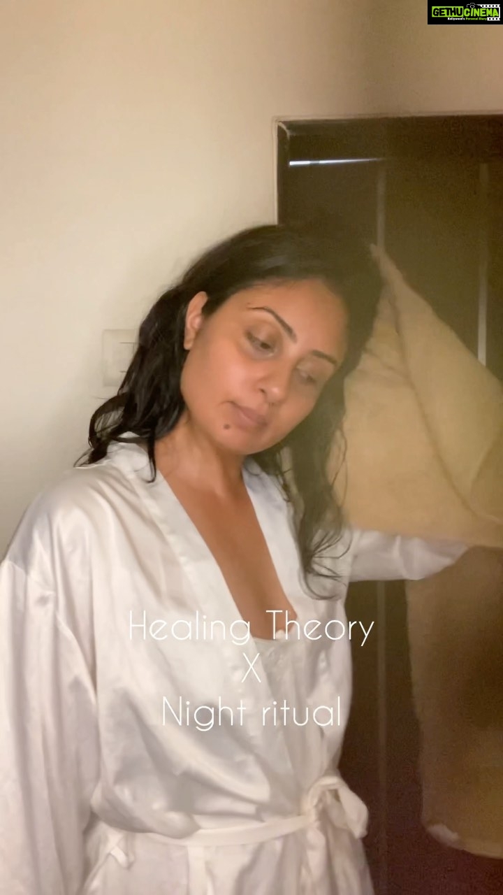 Bhanushree Mehra Instagram - Here’s another great product by @healingtheory.in which I have become really fond of. It’s the sleeping serum called Asteria. It contains Vegan squalene, sunflower extract, Bakuchi extract, Indian rose & shea nut that makes it a power packed serum. Pour a few drops on wet palms & massage your face & neck for a minute. Enjoy the beautiful velvety texture & wake up with your skin feeling plump & baby soft. . . . . . . . #healing #healingtheory #nightritual #sleeproutine #beautyproducts #skinhealth