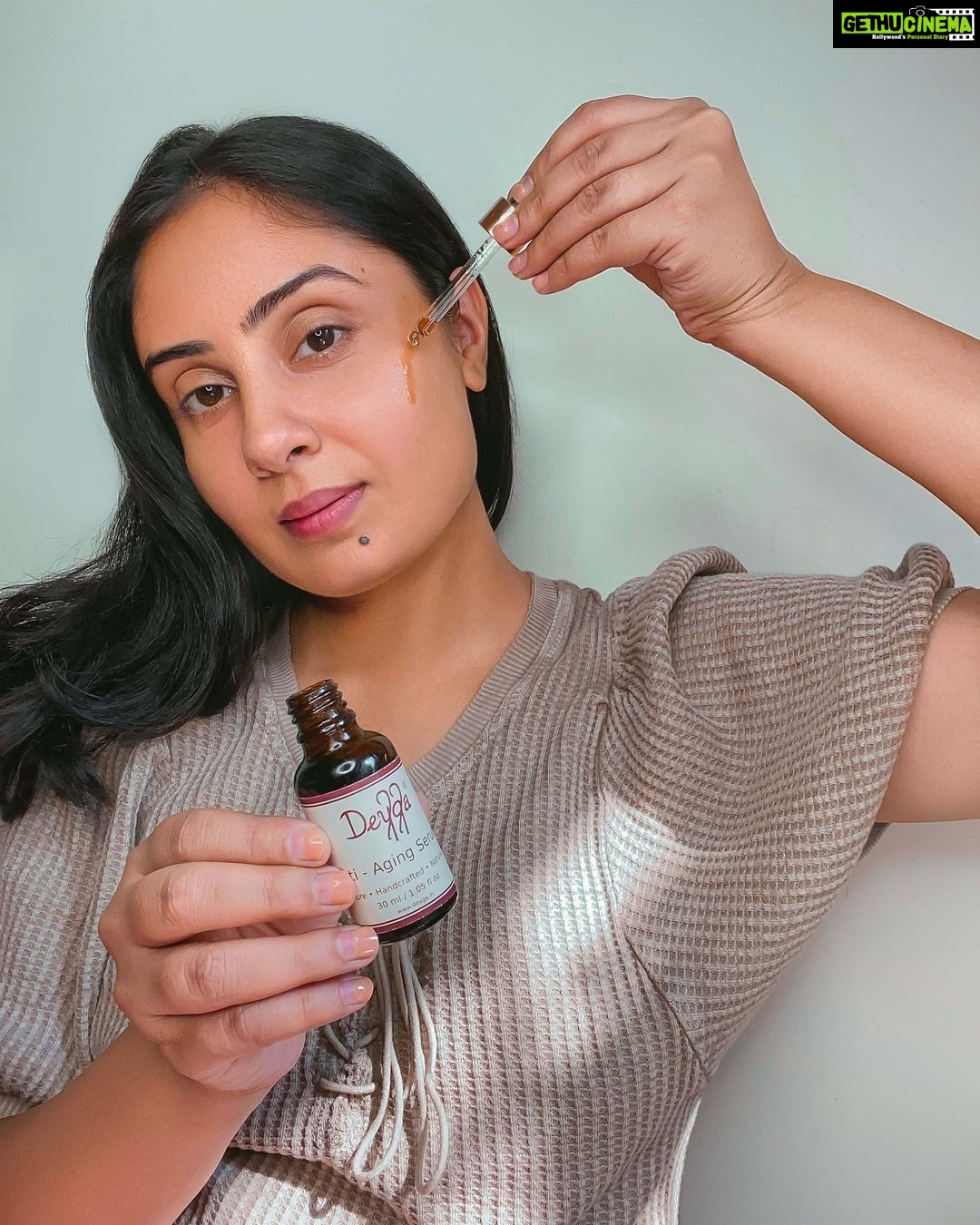 Bhanushree Mehra Instagram - Locking skin with the right amount of moisture is the best way to Anti-ageing ! I love the night serum by @deyga_organics and I make sure i apply it each night & I also follow up with Deyga's Under eye cream ! Beetroot lipbalm & aloevera gel are my day-mates😄 . . . . . . . #bhanushreemehra #skincare #choosepurechoosedeyga #healthyskin #glow #actress #varudu #run #missindia #tamil #telugu #hindi #dance #love #weekend #happy #reels #trending
