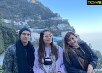Bipasha Basu Instagram - Jai Mata Di 🙏 Magical Darshan❤️🙏Thank you to the #vaishnodevishrineboard & #jammupolice for all the amazing work they do 🙏 #vaishnodevi #jaimatadi #blessed #grateful