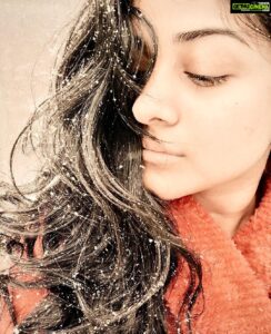 Chandini Sreedharan Instagram - Cyclone on the way (in Chennai) with water all around & I’m over here trying to distract myself with the snow falling outside my bedroom window right now (in America). ❄️🙄🌪 Hope we all stay safe!! 🧿🤍