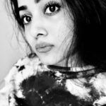 Chandini Sreedharan Instagram – En Kannu Rendum Mayanguthae Mayanguthae, Unnidam Sollavae Thayanguthae… 🖤🧿