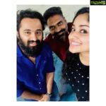 Chandini Sreedharan Instagram - Not much has changed when it comes to my bond with these two, love them both for different reasons & been annoying them both since day one 😆 Time flies but it also shows the truth. So happy I got to see these two after so long & lol as usual, they had to crouch to fit into my short selfie frame 🤭 Now let’s please do another movie together soon! Seems like that’s the only way I’ll get to actually spend some quality time with you haha! #Since2015 ❤️ @iamunnimukundan @harrisdesom (PS... ignore my tired face 🙈)