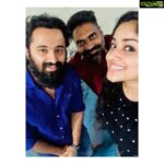 Chandini Sreedharan Instagram - Not much has changed when it comes to my bond with these two, love them both for different reasons & been annoying them both since day one 😆 Time flies but it also shows the truth. So happy I got to see these two after so long & lol as usual, they had to crouch to fit into my short selfie frame 🤭 Now let’s please do another movie together soon! Seems like that’s the only way I’ll get to actually spend some quality time with you haha! #Since2015 ❤ @iamunnimukundan @harrisdesom (PS... ignore my tired face 🙈)