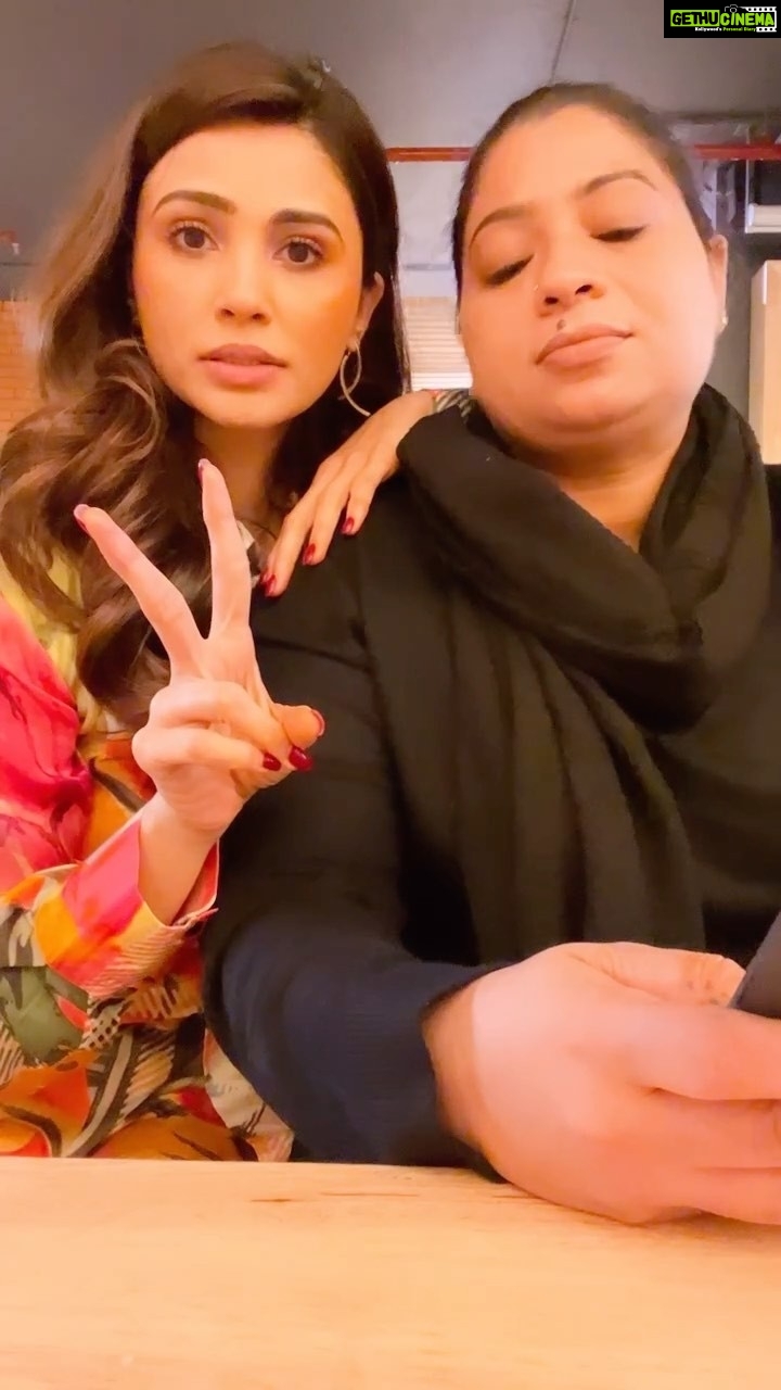 Daisy Shah Instagram - Didi ka dil ♥️ . . . #reelitfeelit #livelovelaugh @shab_qureshi786