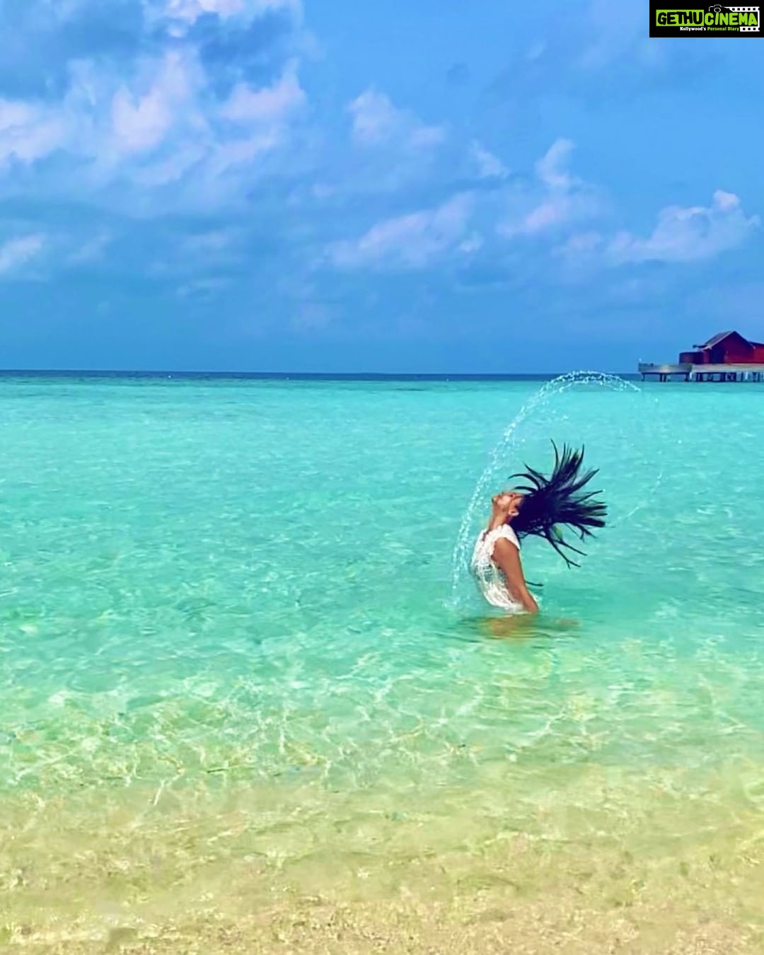 Daisy Shah Instagram - Life’s a beach, find your wave 🌊 . . . #beachcalling #throwback #gottagoback #livelovelaugh #daisyshah
