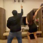 Daisy Shah Instagram - Here’s ur reel @karanrshah7 We finally did this 🕺🏻 . . . 🎥 by behna @deepali_ingle_ (Zabardasti wala credit 😝) . . . #lafamilia #siblinglove #livelovelaugh #daisyshah #reelitfeelit
