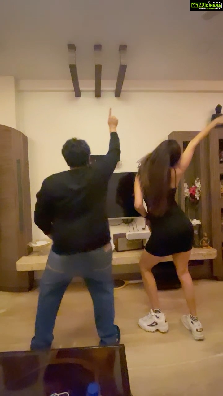 Daisy Shah Instagram - Hereโs ur reel @karanrshah7 We finally did this ๐บ๐ป . . . ๐ฅ by behna @deepali_ingle_ (Zabardasti wala credit ๐) . . . #lafamilia #siblinglove #livelovelaugh #daisyshah #reelitfeelit