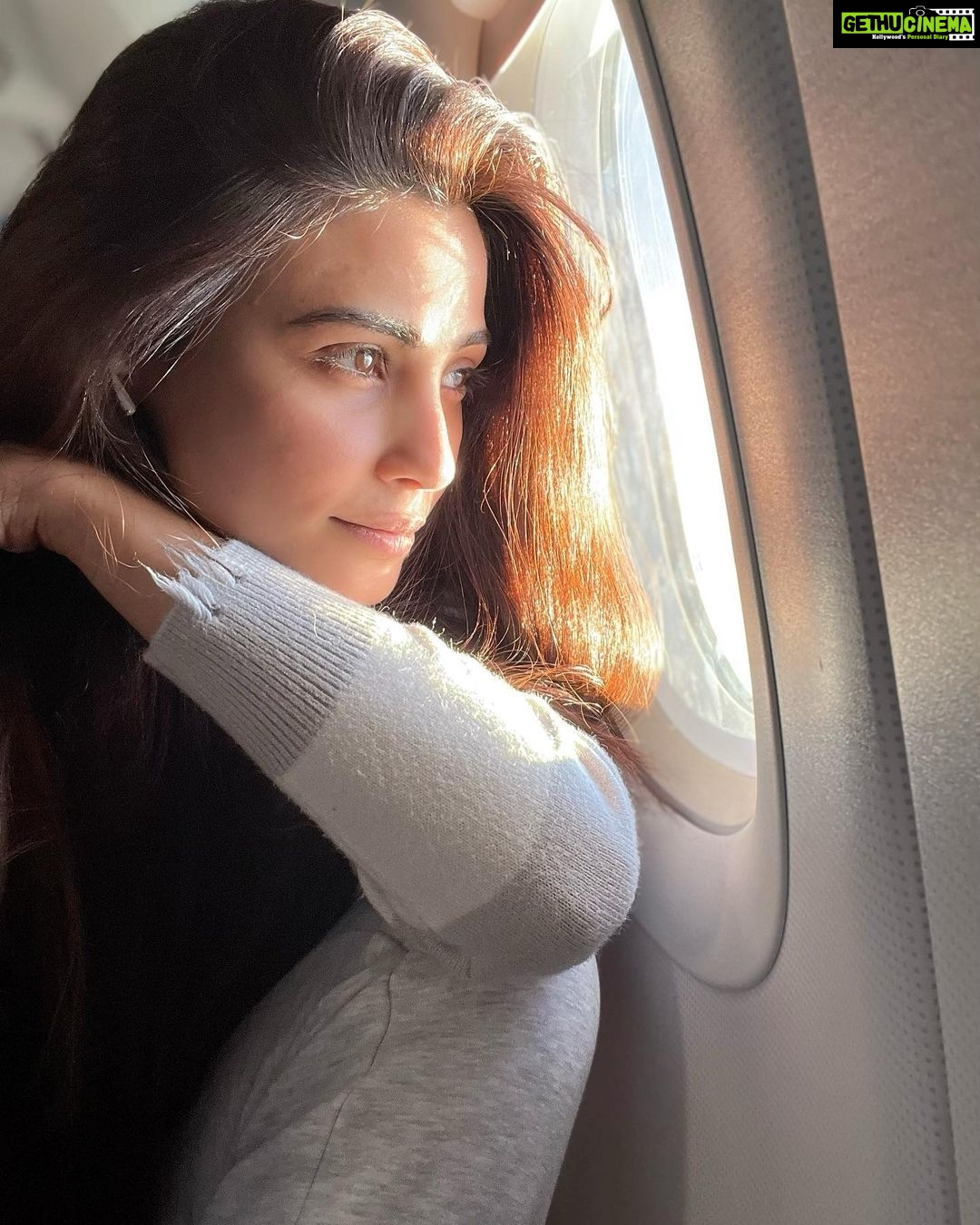 Daisy Shah Instagram - The camera lens doesn’t really do justice to what my eyes see! Beauty of Twilight 😍 . . . #soulpleasing #livelovelaugh #daisyshah