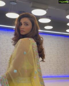 Daisy Shah Instagram - Weekend MOOD Expectation Vs Reality 🙄 . . . #livelovelaugh #daisyshah