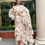 Daisy Shah Instagram - Wherever life plants you, Bloom with grace 🌸 . . . #tapfordeets #flowerpower #livelovelaugh #daisyshah #14thglobalfilmfestival #noida #delhi