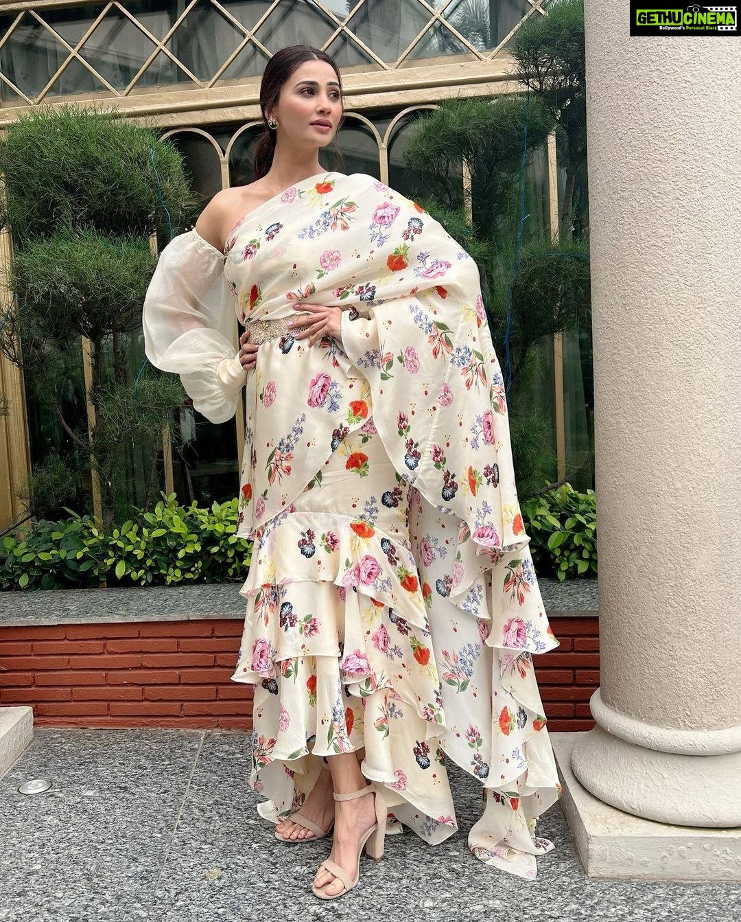 Daisy Shah Instagram - Wherever life plants you, Bloom with grace 🌸 . . . #tapfordeets #flowerpower #livelovelaugh #daisyshah #14thglobalfilmfestival #noida #delhi