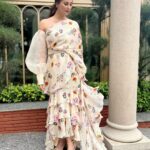 Daisy Shah Instagram - Wherever life plants you, Bloom with grace 🌸 . . . #tapfordeets #flowerpower #livelovelaugh #daisyshah #14thglobalfilmfestival #noida #delhi