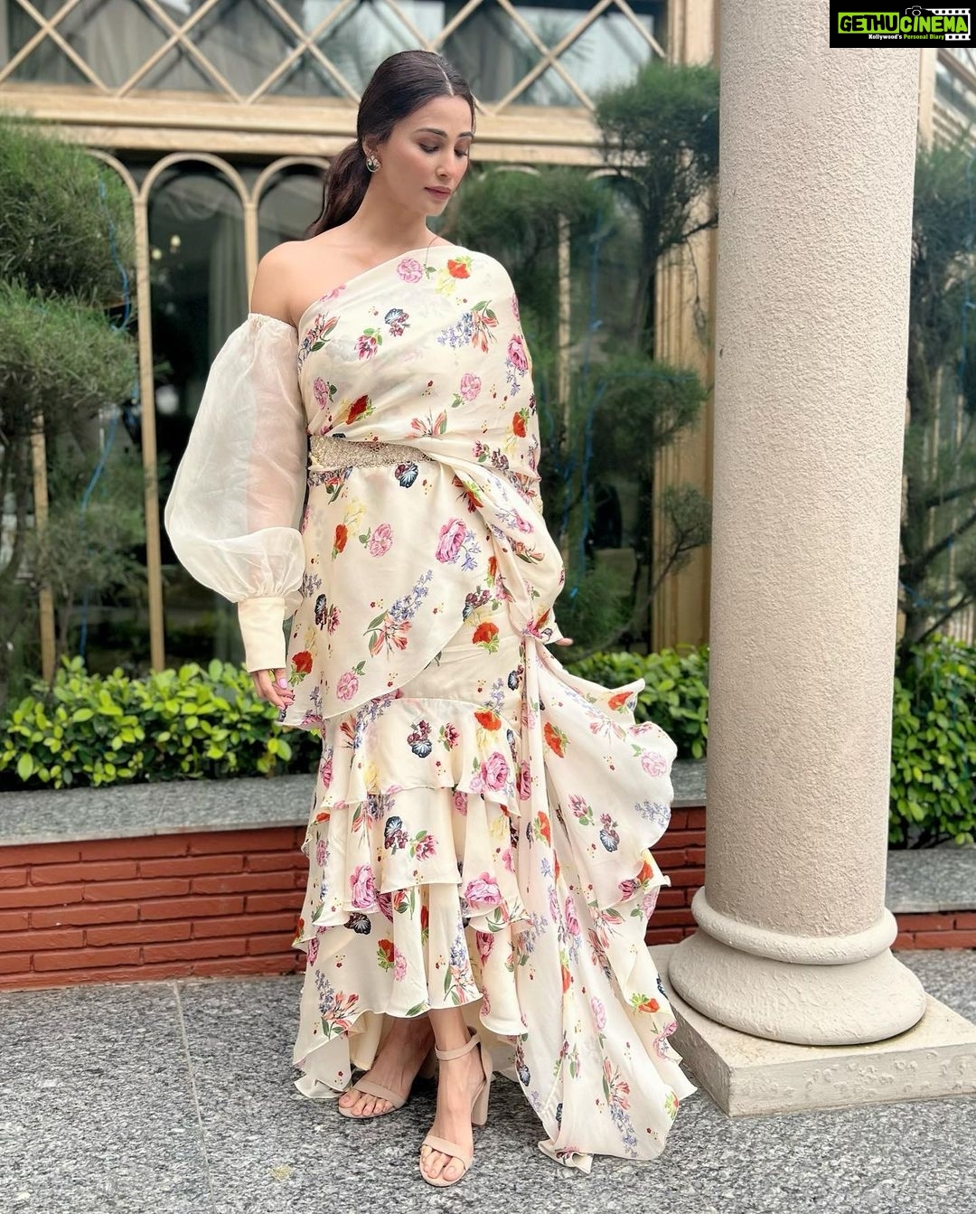 Daisy Shah Instagram - Wherever life plants you, Bloom with grace 🌸 . . . #tapfordeets #flowerpower #livelovelaugh #daisyshah #14thglobalfilmfestival #noida #delhi