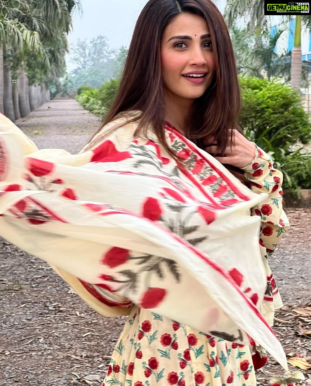 Daisy Shah Instagram - When you tread the paths within you, You shall find solace where u stand 🤲 . . . #soabovesobelow #livelovelaugh #daisyshah Outfit: @bunaai