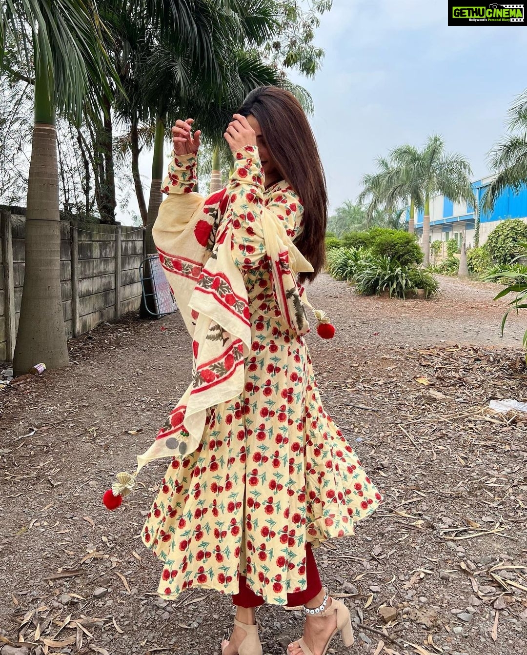 Daisy Shah Instagram - When you tread the paths within you, You shall find solace where u stand 🤲 . . . #soabovesobelow #livelovelaugh #daisyshah Outfit: @bunaai