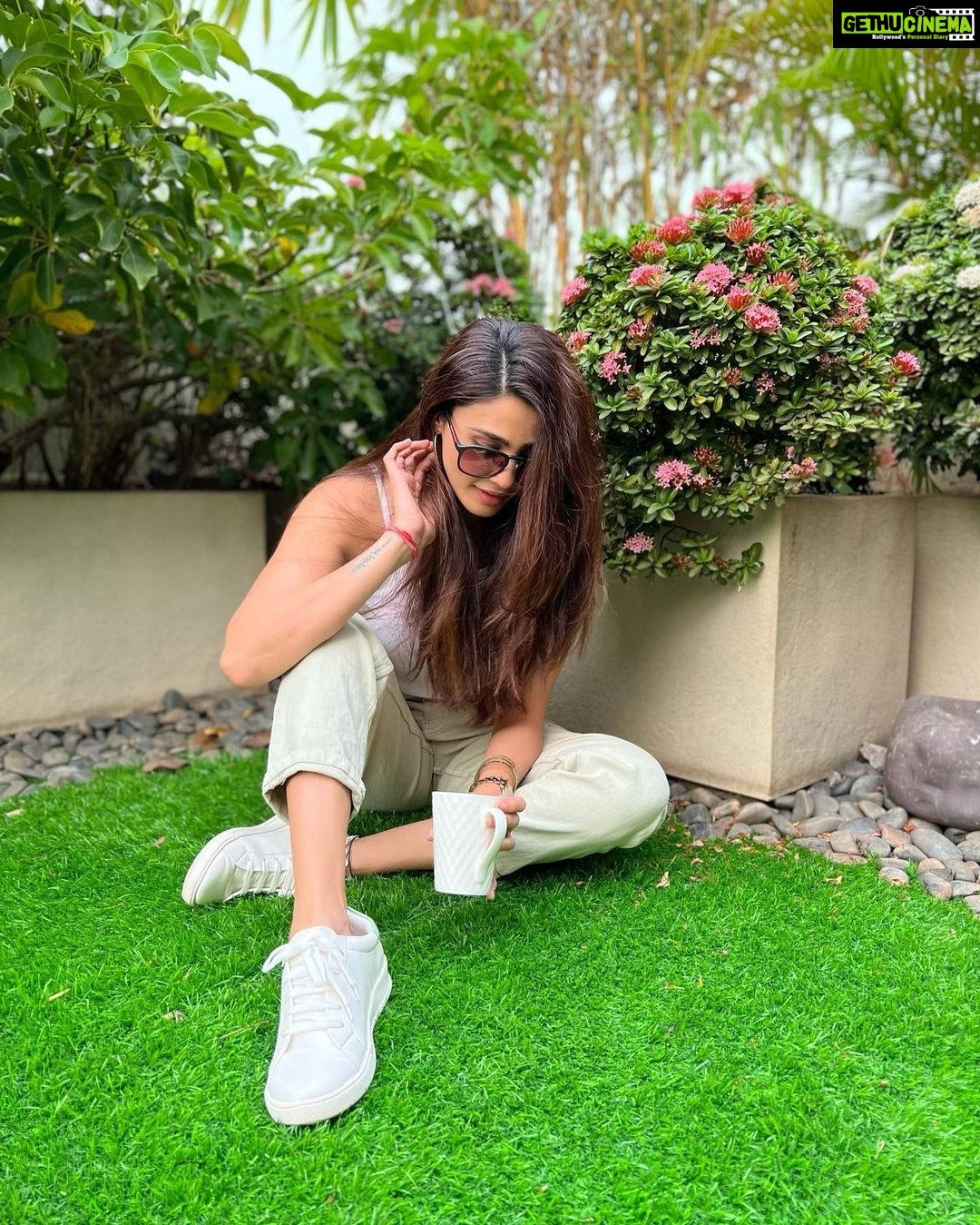 Daisy Shah Instagram - Resting coffee face ✌🏻 . . . #happysoul #livelovelaugh #daisyshah