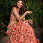 Daisy Shah Instagram - “Let us vanquish all our demons. Embrace the Gods and may the Angels forever protect us” ✨✨✨ HAPPY DUSSEHRA 😇 . . . #daisyshah #goodoverevil #happydussehra #livelovelaugh #bethebestyou . . . Stylist: @krishi1606 📸 @navindhyaniphoto MUA: @raksha_khandelwal_ Hair: @sidandpiyu Location Partner: @courtyardmumbai