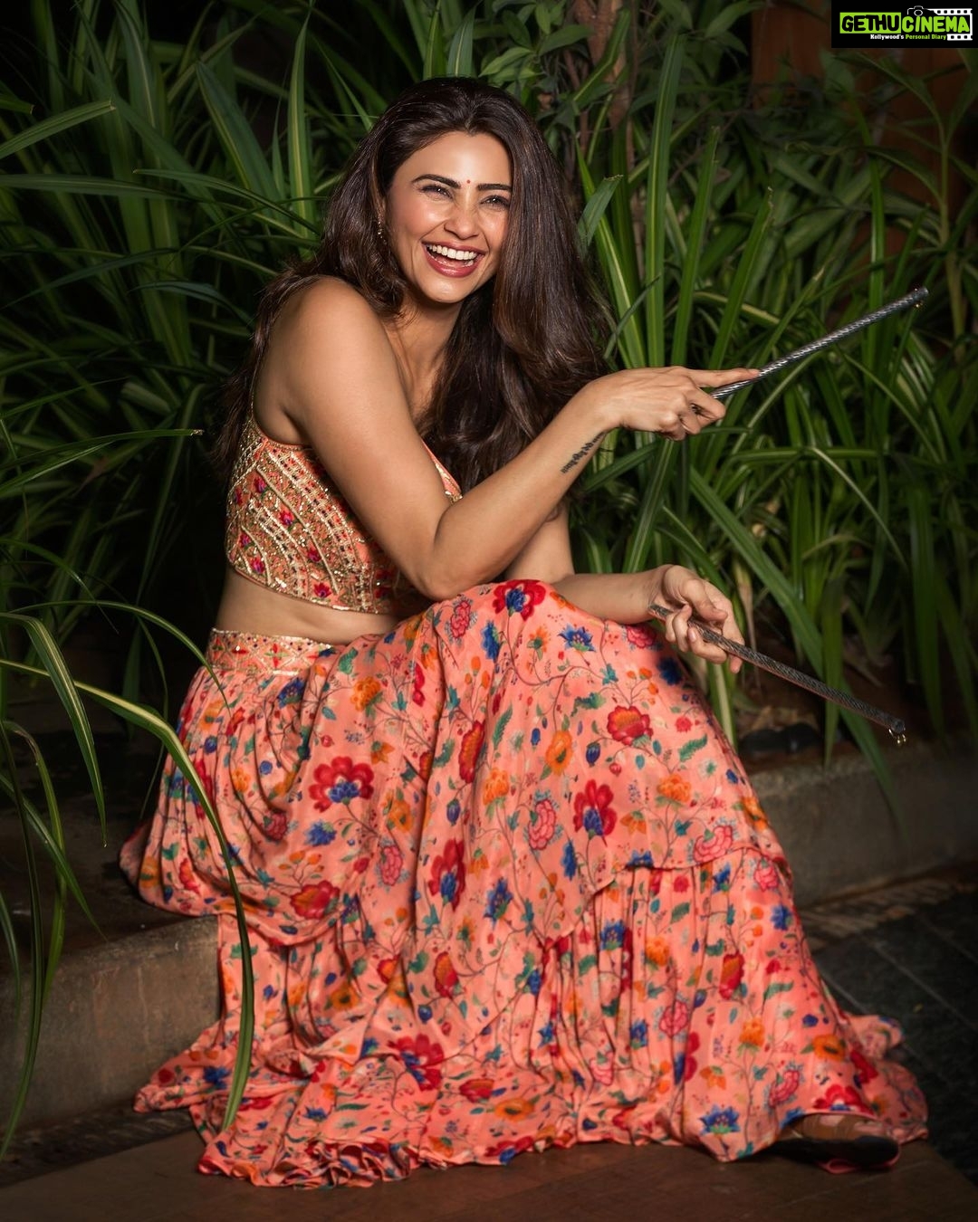 Daisy Shah Instagram - “Let us vanquish all our demons. Embrace the Gods and may the Angels forever protect us” ✨✨✨ HAPPY DUSSEHRA 😇 . . . #daisyshah #goodoverevil #happydussehra #livelovelaugh #bethebestyou . . . Stylist: @krishi1606 📸 @navindhyaniphoto MUA: @raksha_khandelwal_ Hair: @sidandpiyu Location Partner: @courtyardmumbai
