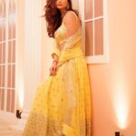 Daisy Shah Instagram - ।। नमो नमो दुर्गे सुख करनी नमो नमो अम्बे दुःख हरनी ।। आप सभी को नवरात्रि की हार्दिक शुभकामनाएँ 🙏 . . . #daisyshah #happynavratri #livelovelaugh