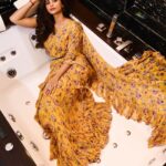 Daisy Shah Instagram - 🌼 . . . HMU 💁🏻‍♀️ Styled by @trishadjani Outfit @chhavviaggarwalofficial Jewellery @aditi_bhatt 📸 @amit_gariya_photography . . . #daisyshah #livingthetublife #anythingfortheshot #livelovelaugh