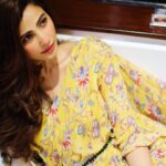 Daisy Shah Instagram - 🌼 . . . HMU 💁🏻‍♀️ Styled by @trishadjani Outfit @chhavviaggarwalofficial Jewellery @aditi_bhatt 📸 @amit_gariya_photography . . . #daisyshah #livingthetublife #tease #waitformore #livelovelaugh