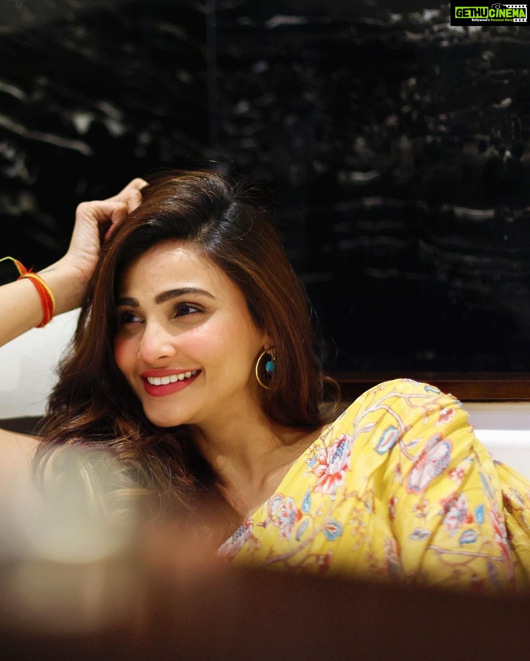 Daisy Shah Instagram - πΌ . . . HMU ππ»ββοΈ Styled by @trishadjani Outfit @chhavviaggarwalofficial Jewellery @aditi_bhatt πΈ @amit_gariya_photography . . . #daisyshah #livingthetublife #tease #waitformore #livelovelaugh