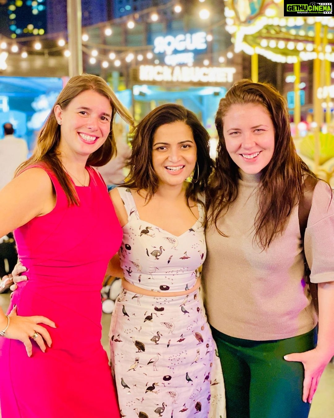 Dhivyadharshini Instagram - The beauty about this picture is that, these 3 girls are from 3 different continents of the world, Europe, Asia & Africa, yet the beauty of their minds and thoughts brings them together in Dubai… Thats the magic of Dubai. Travel, meet new ppl, hear new thoughts, make friends who speak different mother tongue from yours, educate yourselves to open your mindset… life is short to live in bubble mindset… Thnks for the wonderful night girls #dubai #ddneelakandan #dubaiexpo2020 @visit.dubai #travel #tourismdubai